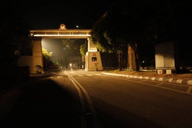 Kolaj Kapısı Gecesinde Tıp Öğrencilerinin Silueti