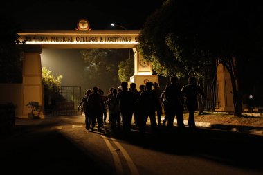Kolaj Kapısı Gecesinde Tıp Öğrencilerinin Silueti