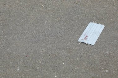 Bir Zemin Üzerinde Kullanılmış Maske