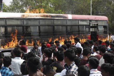 Hyderabad Hindistan 'da 6 Mart 2022' de kolaj öğrencileri tarafından yakıldı.