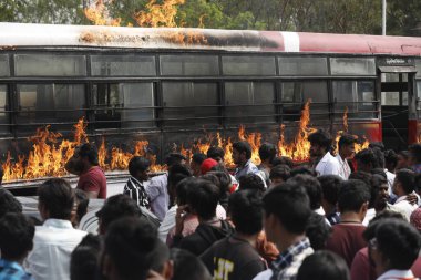 Hyderabad Hindistan 'da 6 Mart 2022' de kolaj öğrencileri tarafından yakıldı.