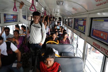 Hyderabad otobüsündeki insanlar 6 Mart 2022