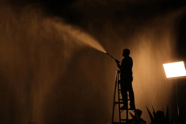 Silhouet Van Brandweerman Met Brandslang — Stockfoto