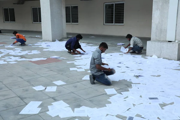 Hyderabad Hindistan 'da Evrakları Bulutlandıran Adam 5 Mart 2022