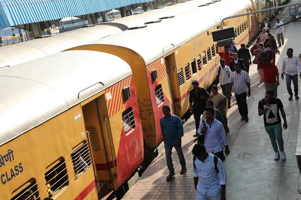 Hyderabad tren istasyonundaki yolcular 6 Mart 2022