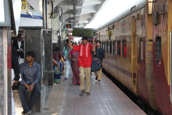 Passagerare Tågstation Hyderabad Indien Mars 2022 — Stockfoto