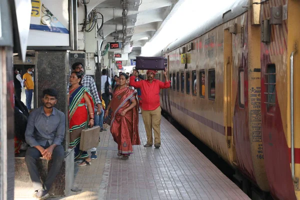Hyderabad tren istasyonundaki yolcular 6 Mart 2022