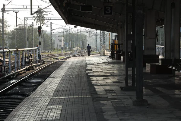 Passageiros Uma Estação Ferroviária Hyderabad Índia Março 2022 — Fotografia de Stock