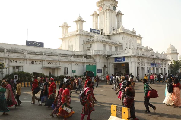 2022年3月6日印度海得拉巴火车站的乘客 — 图库照片