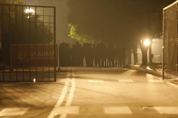 Kolaj Kapısı Gecesinde Tıp Öğrencilerinin Silueti — Stok fotoğraf