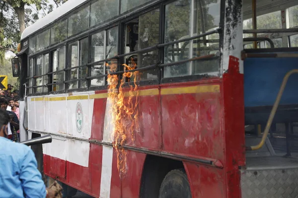 Hyderabad Hindistan 'da 6 Mart 2022' de kolaj öğrencileri tarafından yakıldı.