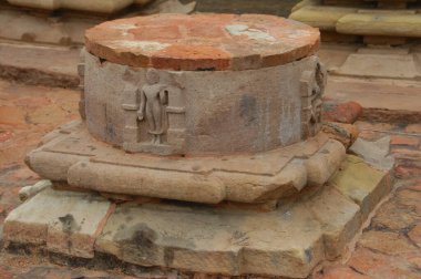 Tapınaktaki Taş 'ta Tanrı heykeli