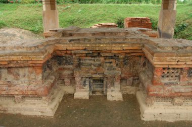 Tapınaktaki Taş 'ta Tanrı heykeli