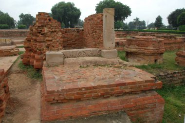 Tapınaktaki Taş 'ta Tanrı heykeli