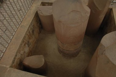 Tapınaktaki Taş 'ta Tanrı heykeli