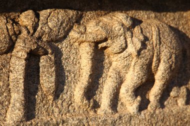 Tapınaktaki Taş 'ta Tanrı heykeli