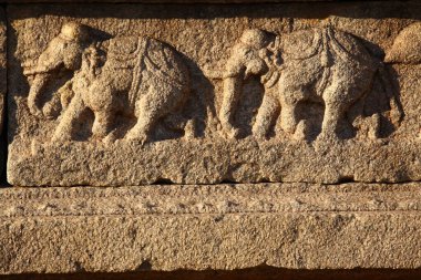 Tapınaktaki Taş 'ta Tanrı heykeli