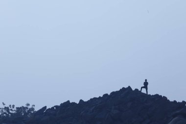 Tepedeki Turist Silueti