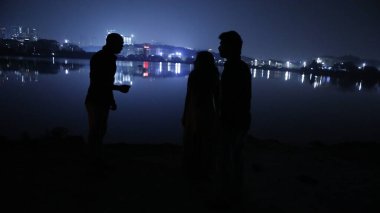 Sudaki insanların silueti