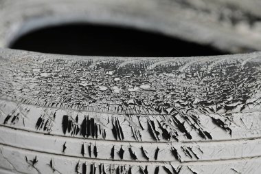 Kulübedeki hasarlı eski lastik dokusu