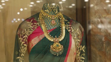 Dükkanda altın süsler