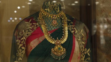 Dükkanda altın süsler