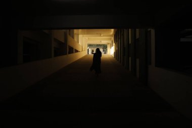 Daire yolundaki kadın silueti.