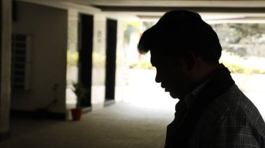 Siluet apartman yolunda