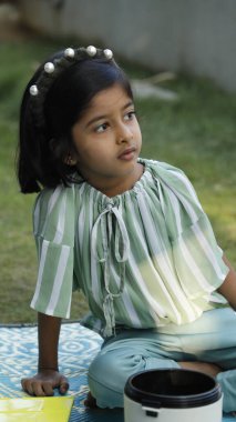 5 Mart 2022 'de Hindistan Bahçesi' nde çocuklar minder üzerinde oynuyorlar.