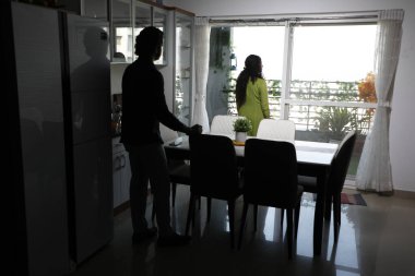 Restoranda aşıklar silueti