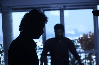 Restoranda aşıklar silueti