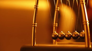 Dekoratif Newton Baloları yakın plan