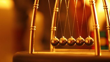 Dekoratif Newton Baloları yakın plan