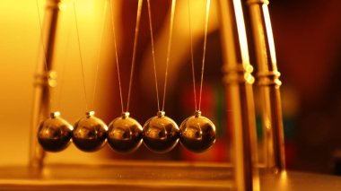 Dekoratif Newton Baloları yakın plan