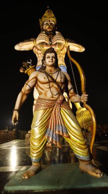 Tapınaktaki Tanrı Heykeli