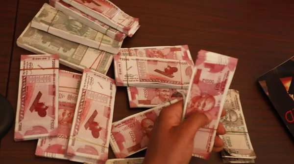 Kassier Tellen Indiase Valuta Closeup — Stockfoto