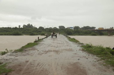 Kırsal bölgedeki Nehirden Köprü