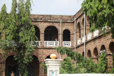 Kolaj Binası 'nın dışı
