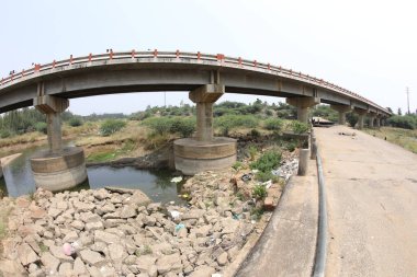 Kırsal bölgedeki Nehirden Köprü