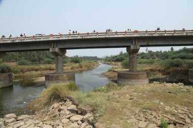 Kırsal bölgedeki Nehirden Köprü