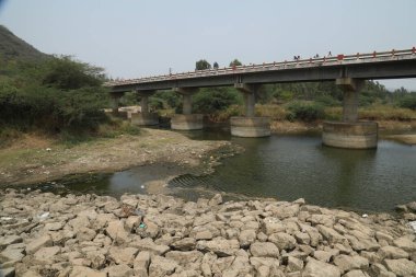Kırsal bölgedeki Nehirden Köprü