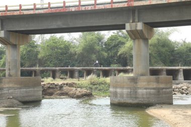 Kırsal bölgedeki Nehirden Köprü