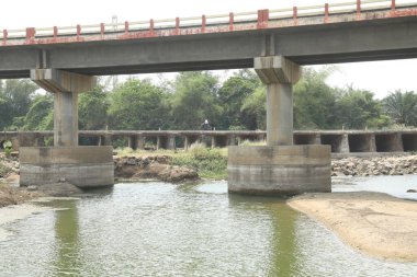 Kırsal bölgedeki Nehirden Köprü