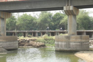 Kırsal bölgedeki Nehirden Köprü