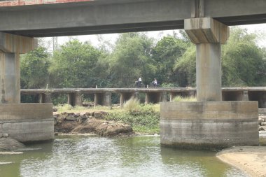 Kırsal bölgedeki Nehirden Köprü