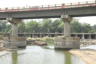 Kırsal bölgedeki Nehirden Köprü