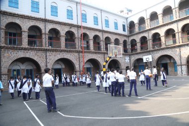 Hintli oyuncular sahada oynuyor