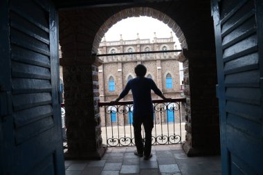 Balkondaki Bir Adam 'ın Arka Görünümü