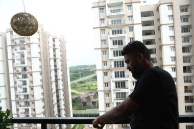 Balkondaki insan silueti