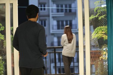 Balkondaki insan silueti